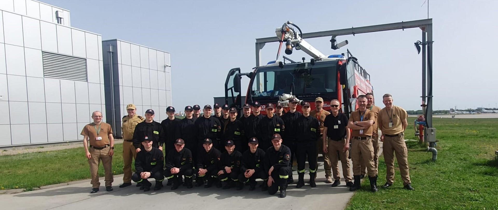 Zajęcia dydaktyczne na terenie portu lotniczego Poznań - Ławica.