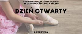 Mała balerina siedzi na drewnianej podłodze w różowym stroju tutu i poprawia baletki przed treningiem tańca klasycznego.