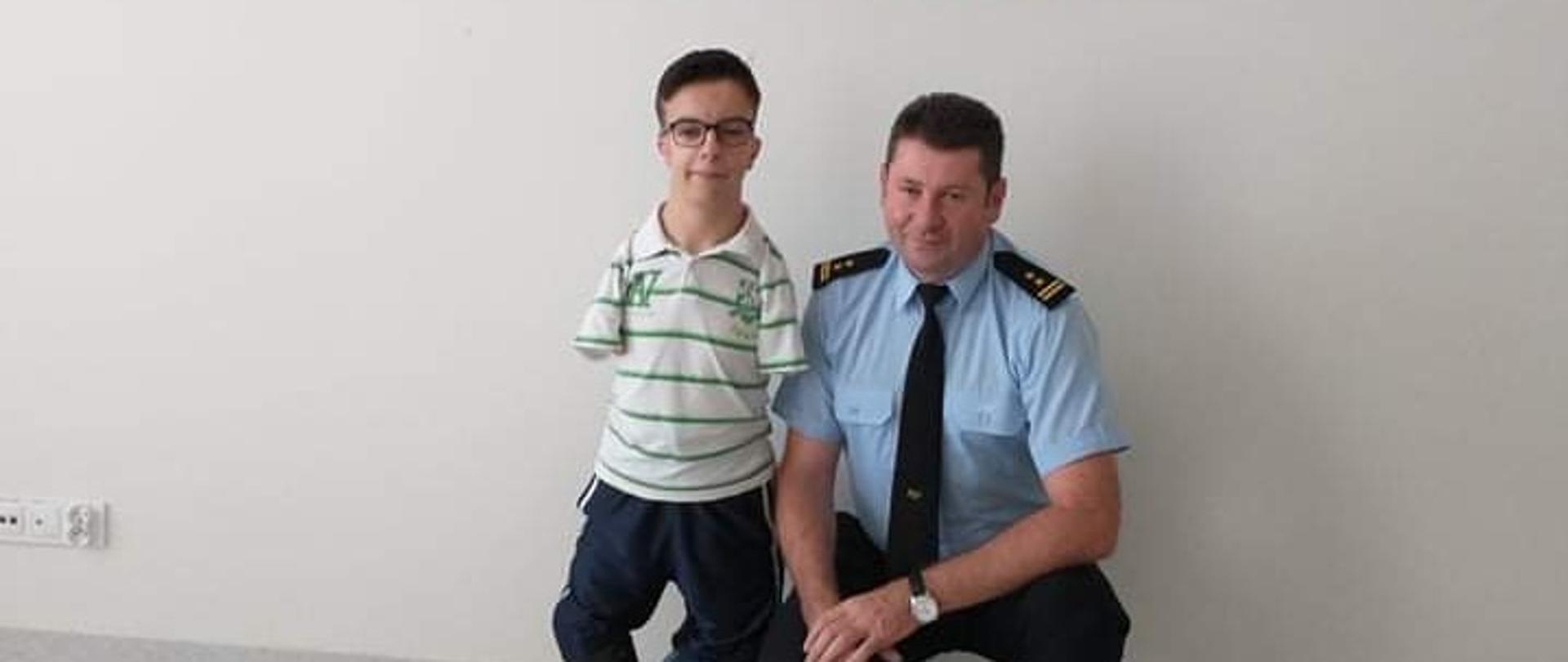 Miłosz i Komendant Powiatowy PSP w Gryficach 