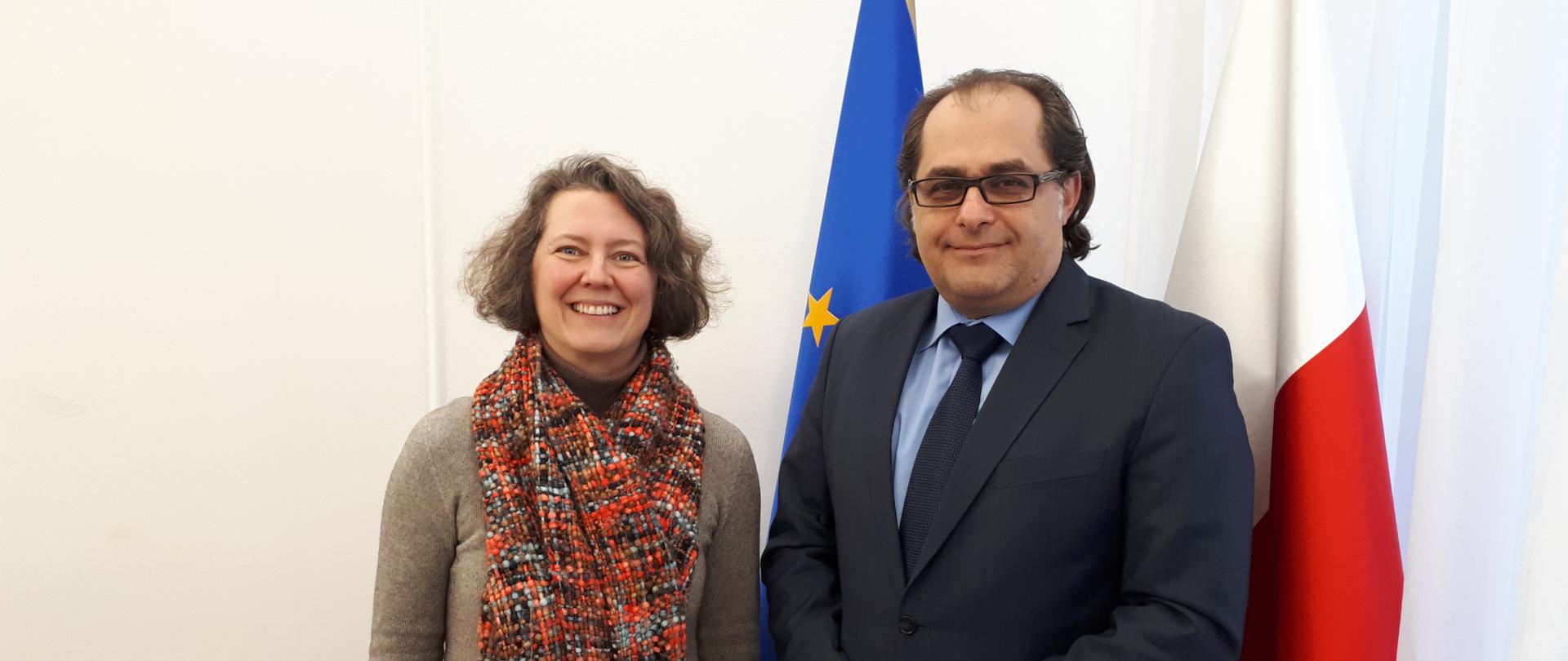 Na zdjęciu od lewej: Karin de Shepper - Dyrektor Generalna Inland Navigation Europe (INE), Marek Gróbarczyk - minister gospodarki morskiej i żeglugi śródlądowej. Pozują na tle flagi Polski i Unii Europejskiej.