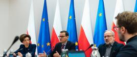 Premier Mateusz Morawiecki, minister rodziny i polityki społecznej Marlena Maląg, minister zdrowia Adam Niedzielski podczas spotkania koordynującego