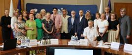 Spotkanie pożegnalne Wojewódzkiej Komisji ds. Orzekania o Zdarzeniach Medycznych. Na zdjęciu wszyscy uczestnicy stoją obok siebie w celu wykonania pamiątkowego zdjęcia. 