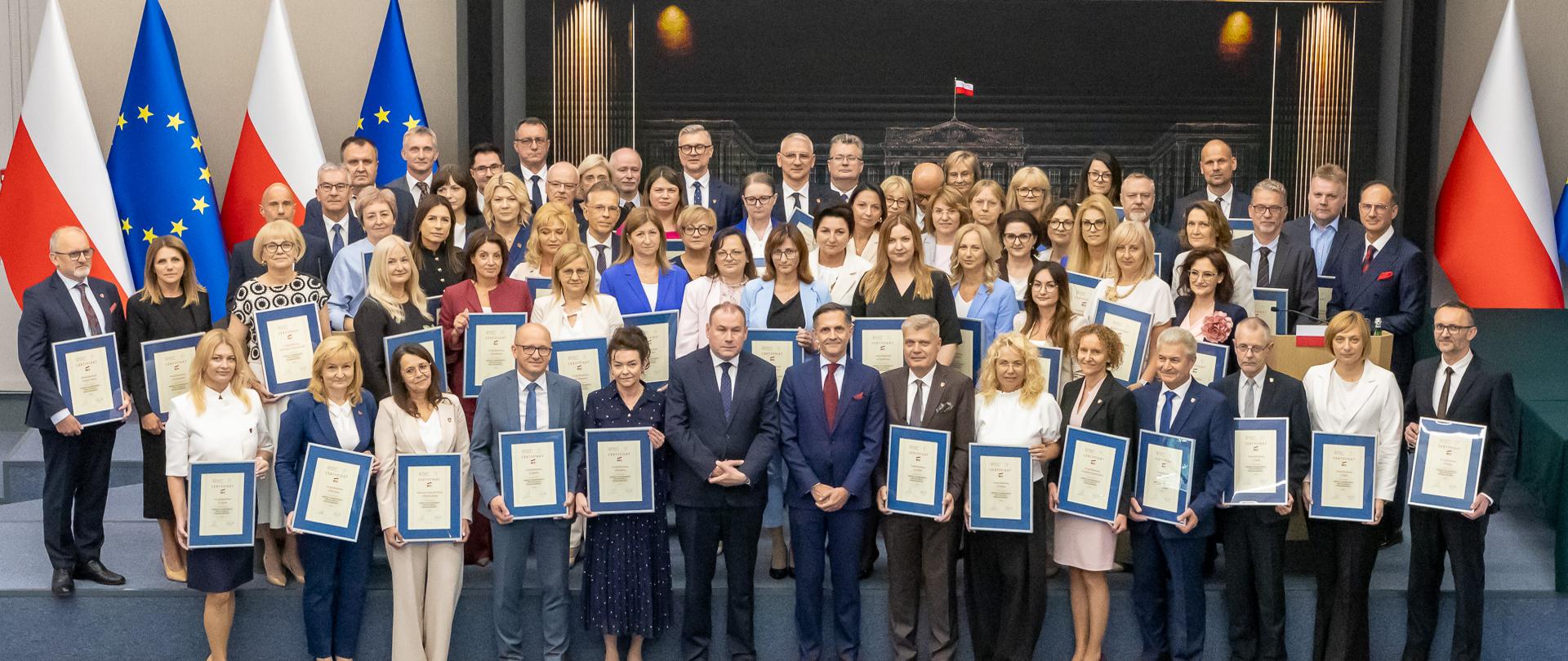 Kilkadziesiąt osób stoi na tle ścianki "Urząd Skarbowy Przyjazny Przedsiębiorcy".