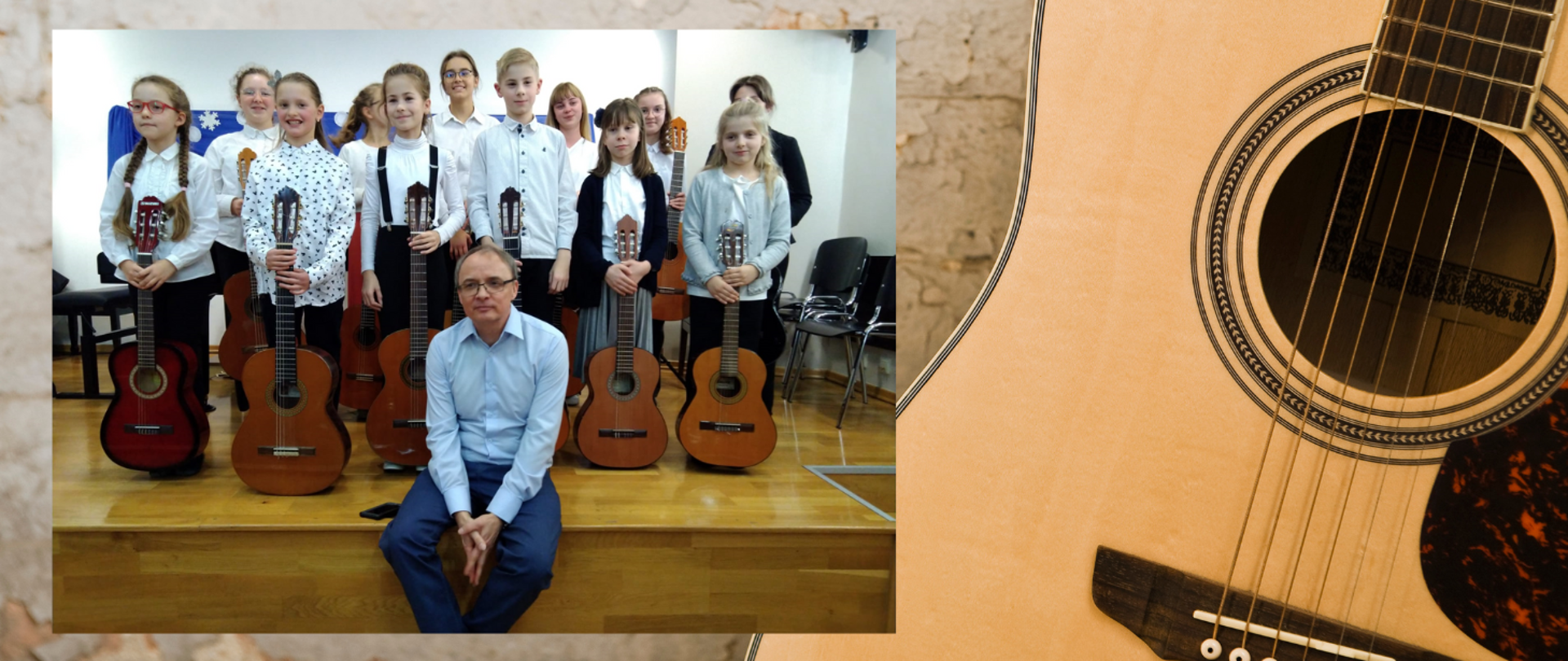 Po prawej stronie zdjęcia gitara, a po lewej zbiorowe zdjęcie uczniów klasy gitary wraz z instrumentami. Uczniowie ubrani na galowo- białych bluzkach i ciemnych spodniach. Przed nimi siedzi nauczyciel- mężczyzna w okularach, granatowych spodniach i niebieskiej koszuli.