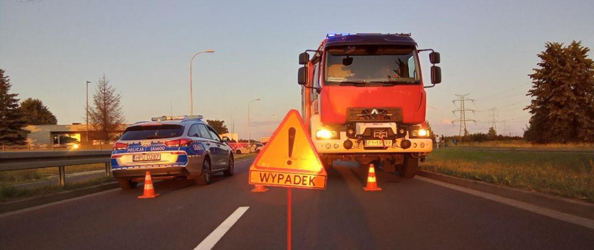 Wóz strażacki i radiowóz.