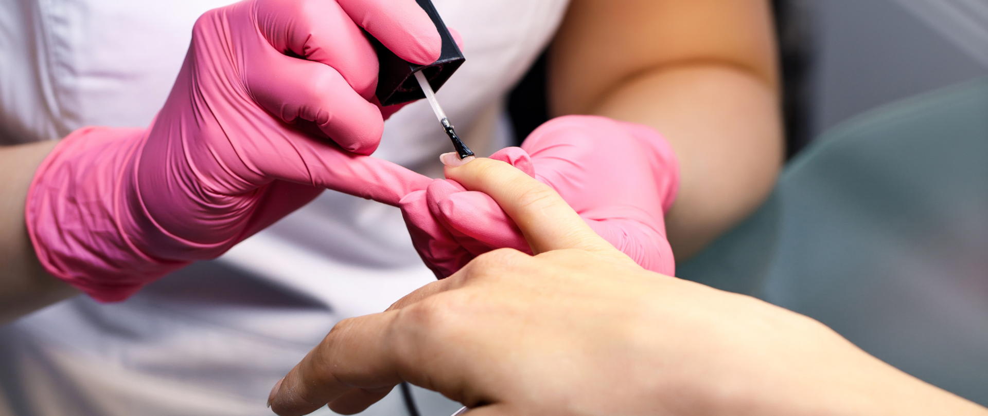 Zdjęcie pokazujące nakładanie lakieru na paznokcie.