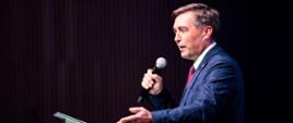 Wiceminister Zbigniew Gryglas przemawia z mównicy.