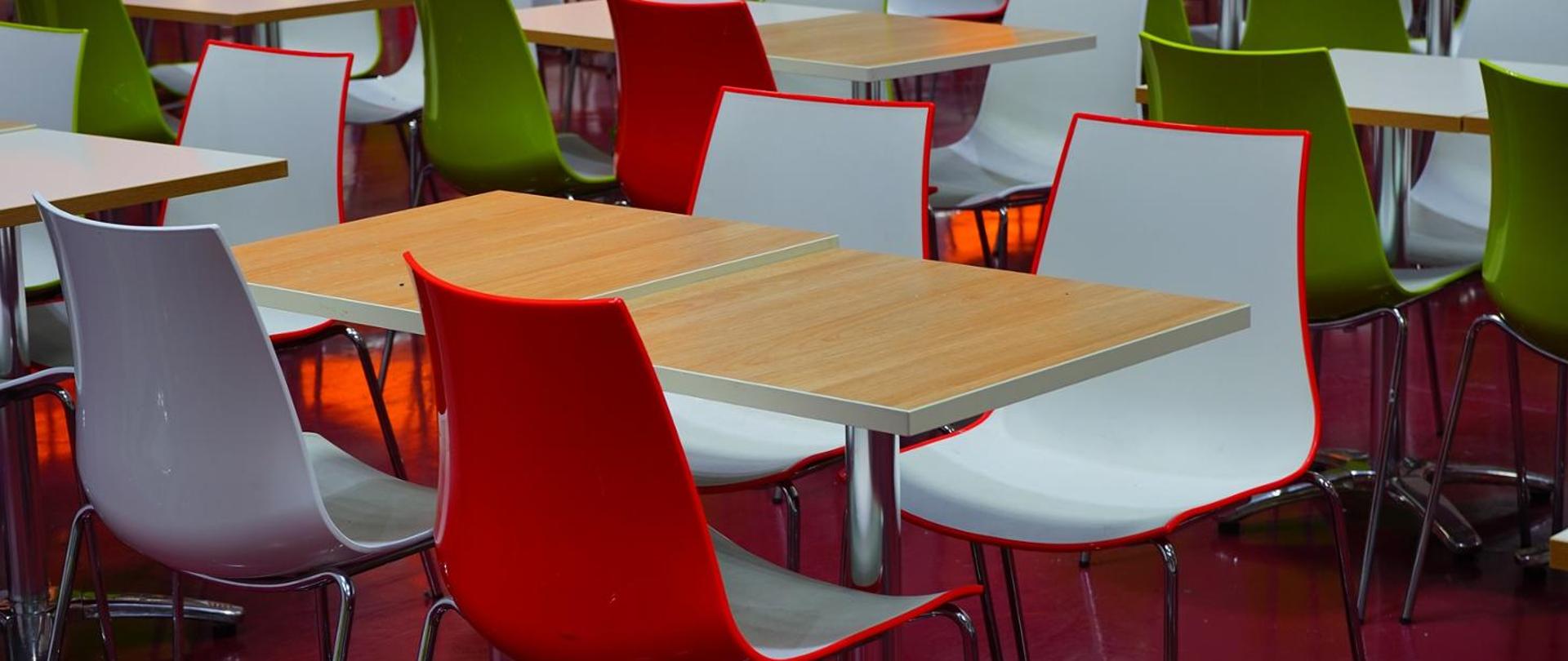Stołówka szkolna - krzesła i stoły