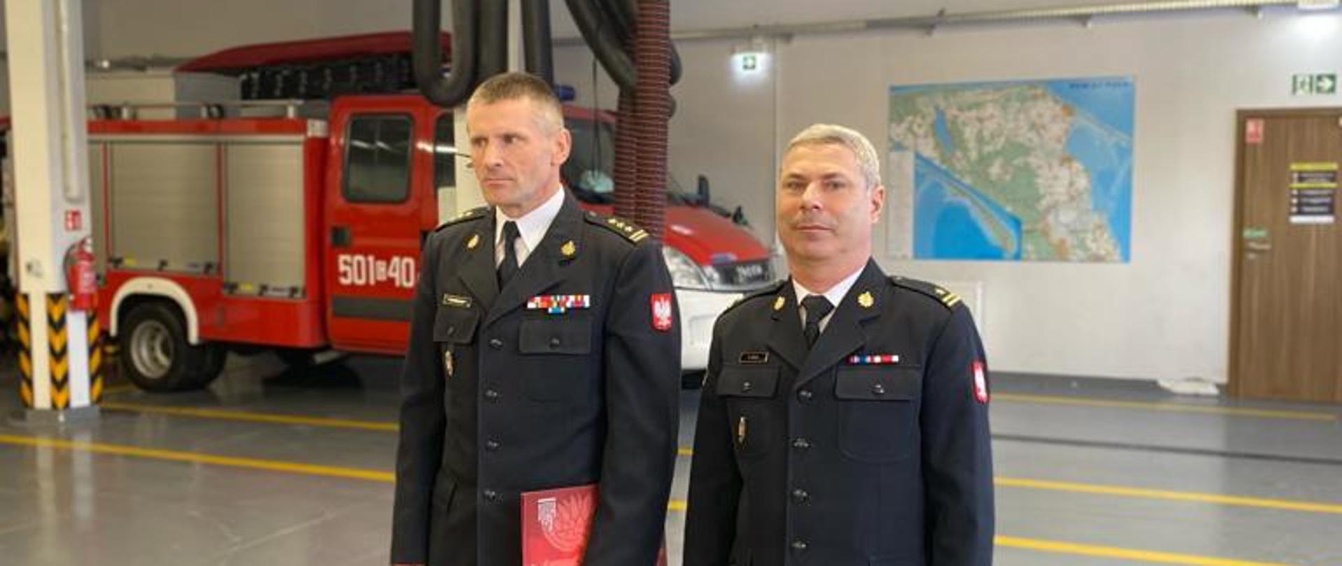 Na zdjęciu widoczny Komendant z zastępcą 