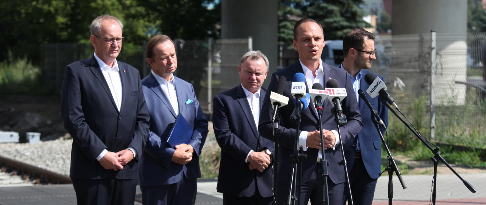 Wiceminister Rafał Weber podczas briefingu prasowego w Mielcu