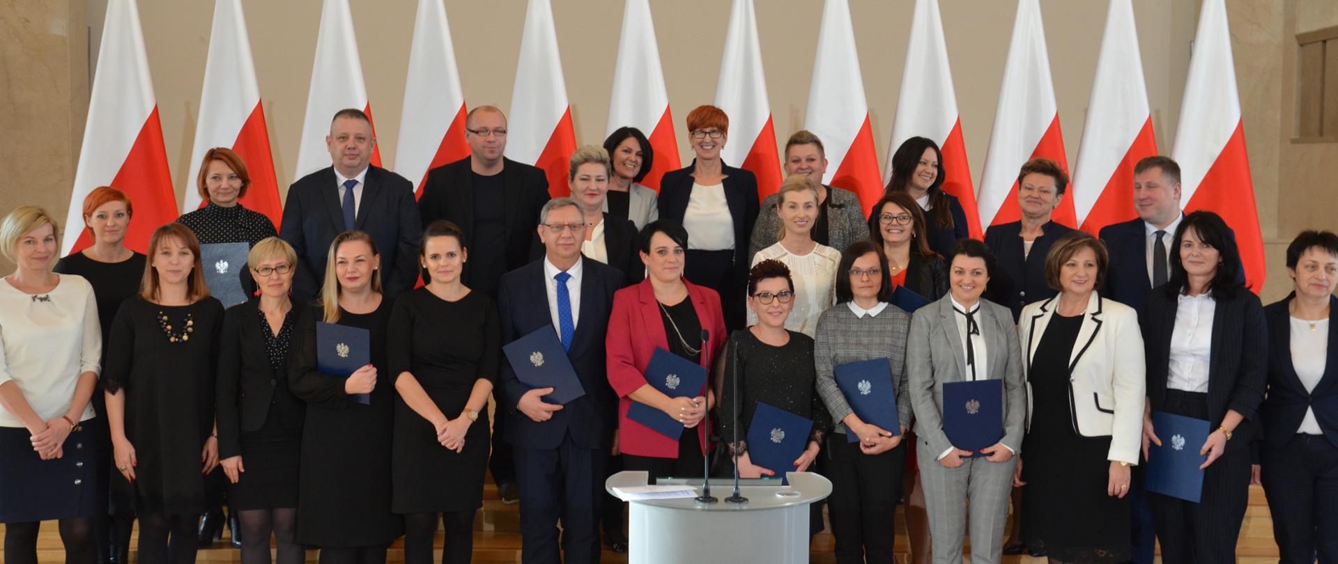 Minister Elżbieta Rafalska wraz z wiceminister Elżbietą Bojanowską wręczyły dziś nagrody i wyróżnienia za wybitne, nowatorskie rozwiązania w pomocy społecznej.