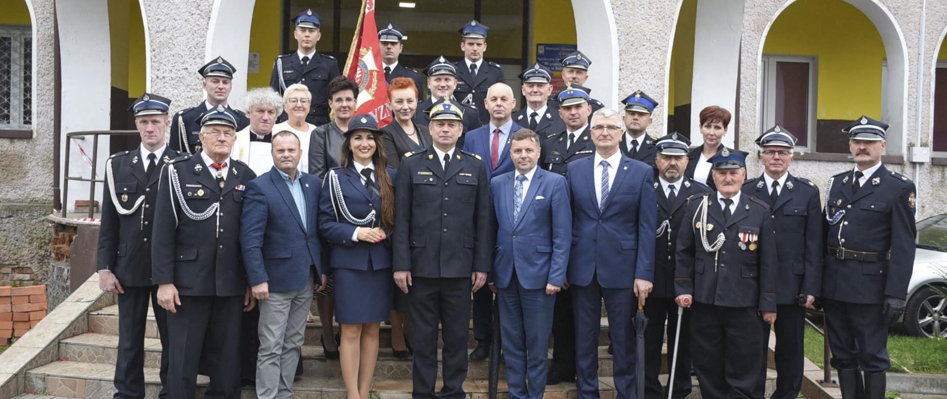 ZDJĘCIE GRUPOWE NA UROCZYSTOŚCI 145 LECIA ISTNIENIA OSP SULMIERZYCE. W PIERWSZYM RZĘDZIE M.IN. Z-CA KOMENDANTA GŁÓWNEGO PSP NADBRYG. ARKADIUSZ PRZYBYŁA