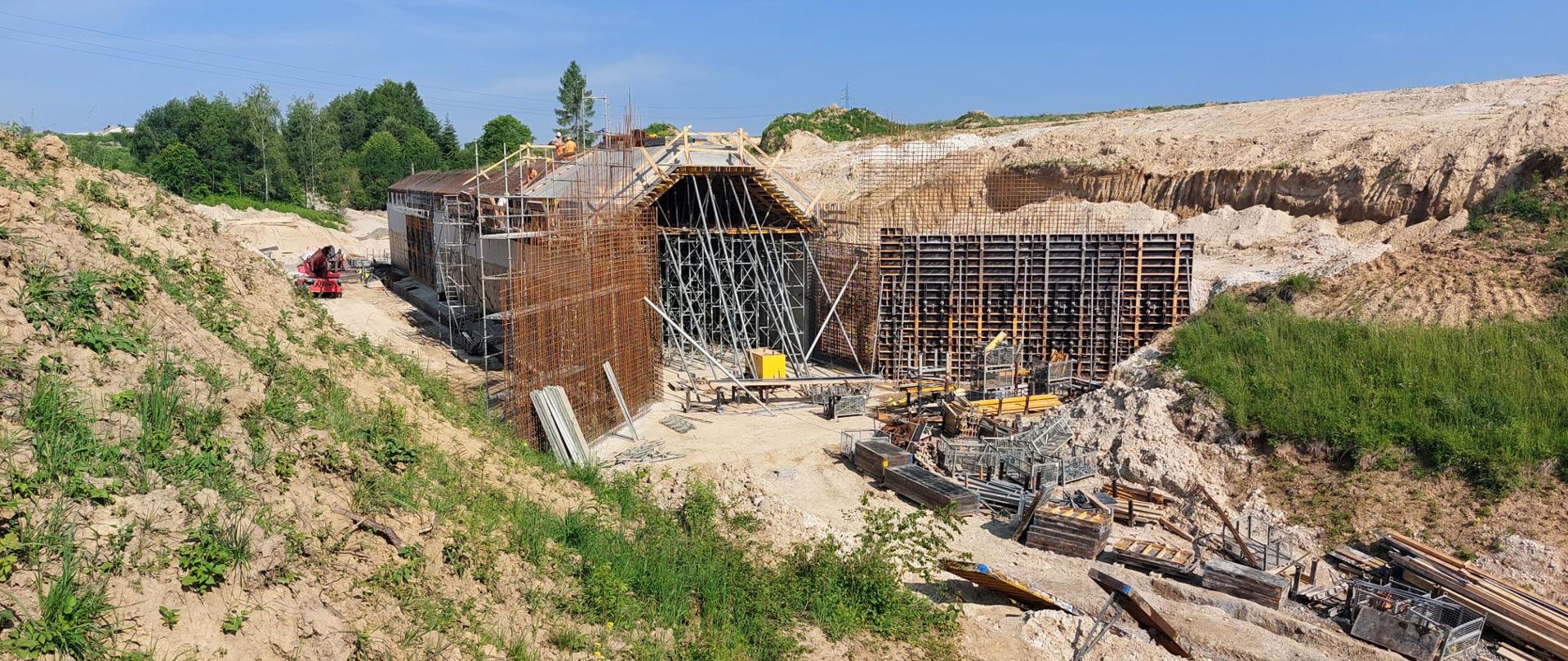 plac budowy przejścia dla zwierząt średnich, przejście wysokości ok. 10 m budowane w obniżeniu terminu, widoczne zbrojenia