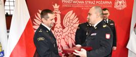 Komendant Wojewódzki PSP składa życzenia, odchodzącemu naczelnikowi. 