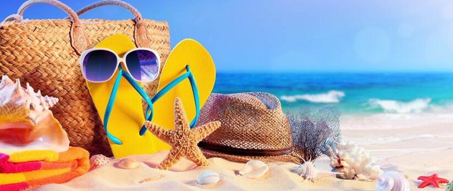 Wakacyjny sprzęty rozrzucony na plaży