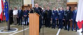 Kadra dowódcza oraz zaproszeni goście podczas powiatowych obchodów dnia strażaka