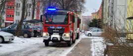 Pożar w budynku mieszkalnym wielorodzinnym - strażacy podczas prowadzenia działań ratowniczo - gaśniczych