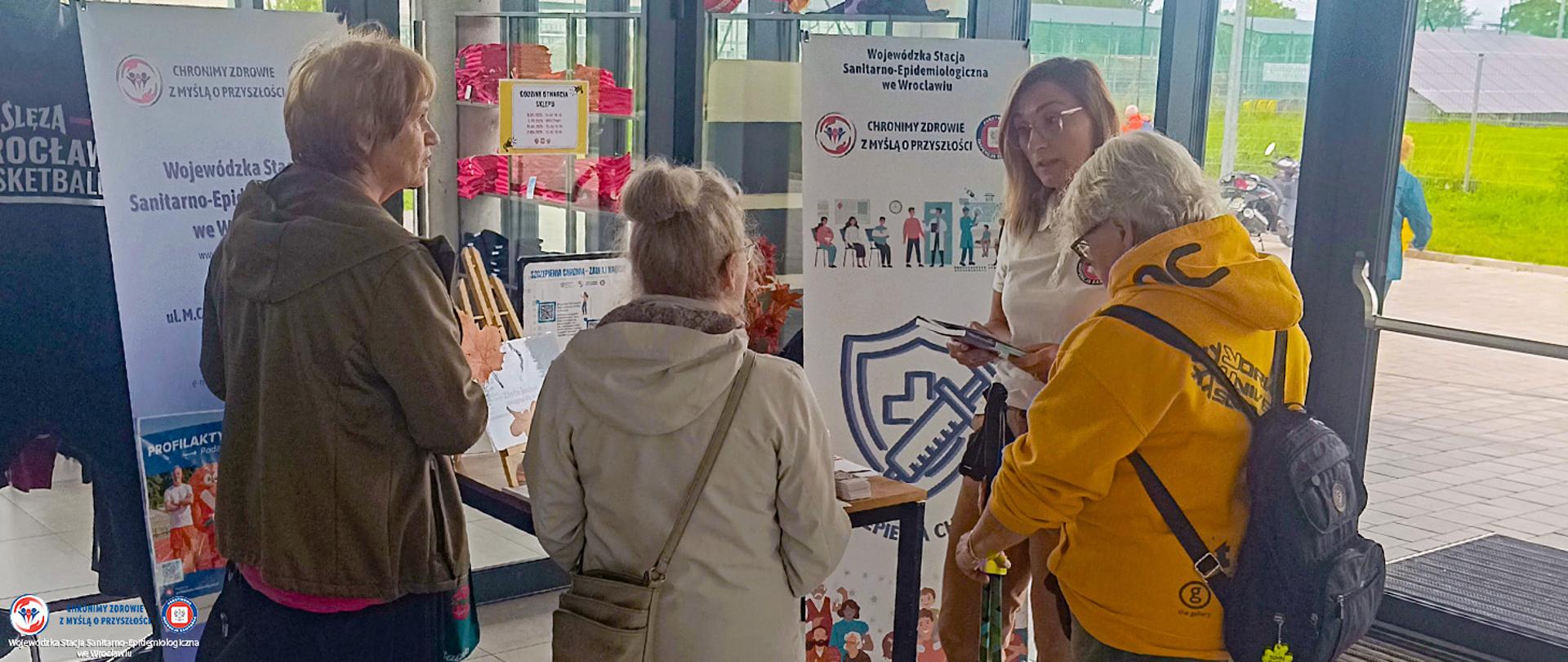 Osoby zasięgające porad przy stoisku edukacyjnym