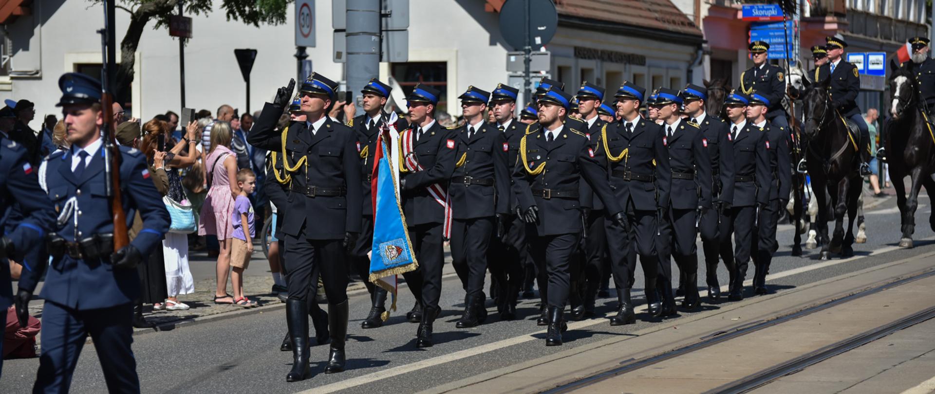 kompania honorowa komendy wojewódzkiej PSP w Łodzi w trakcie oddawania honoru w czasie defilady