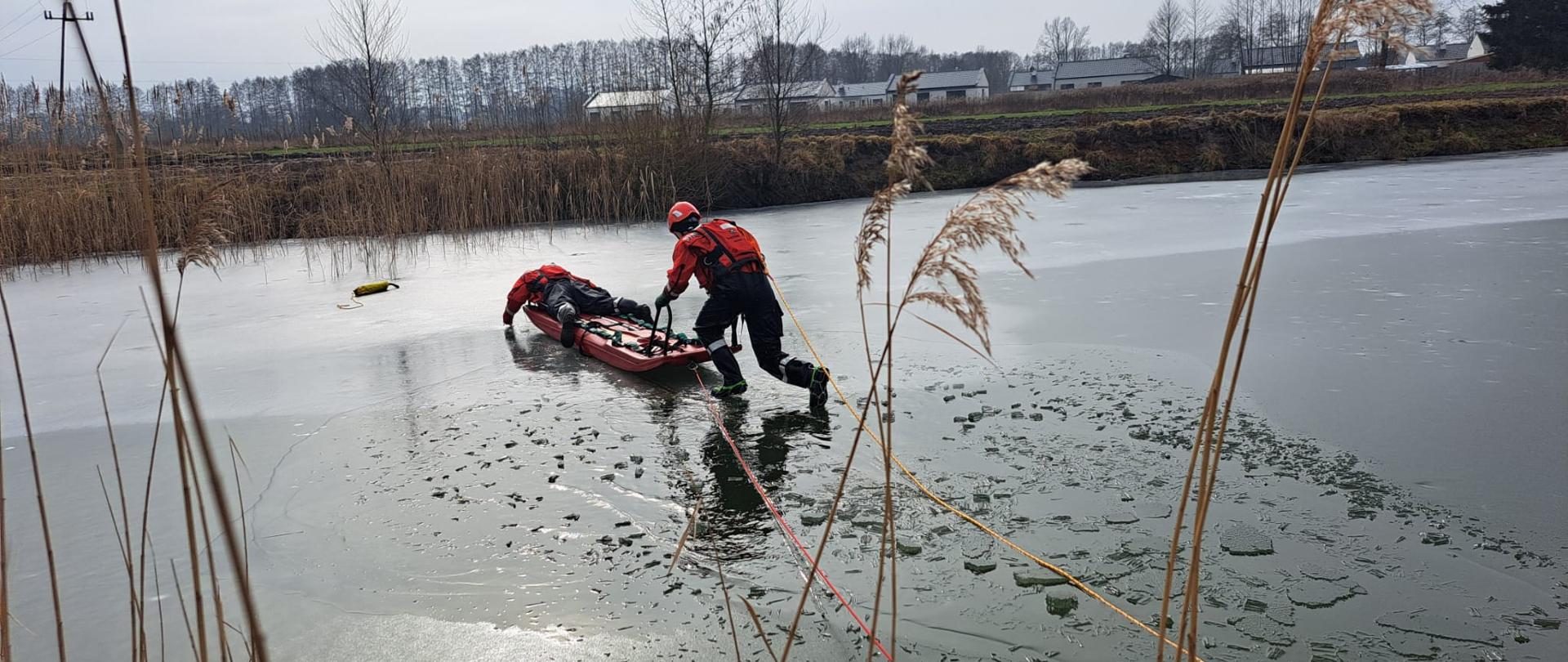 Strażacy ćwiczący na lodzie