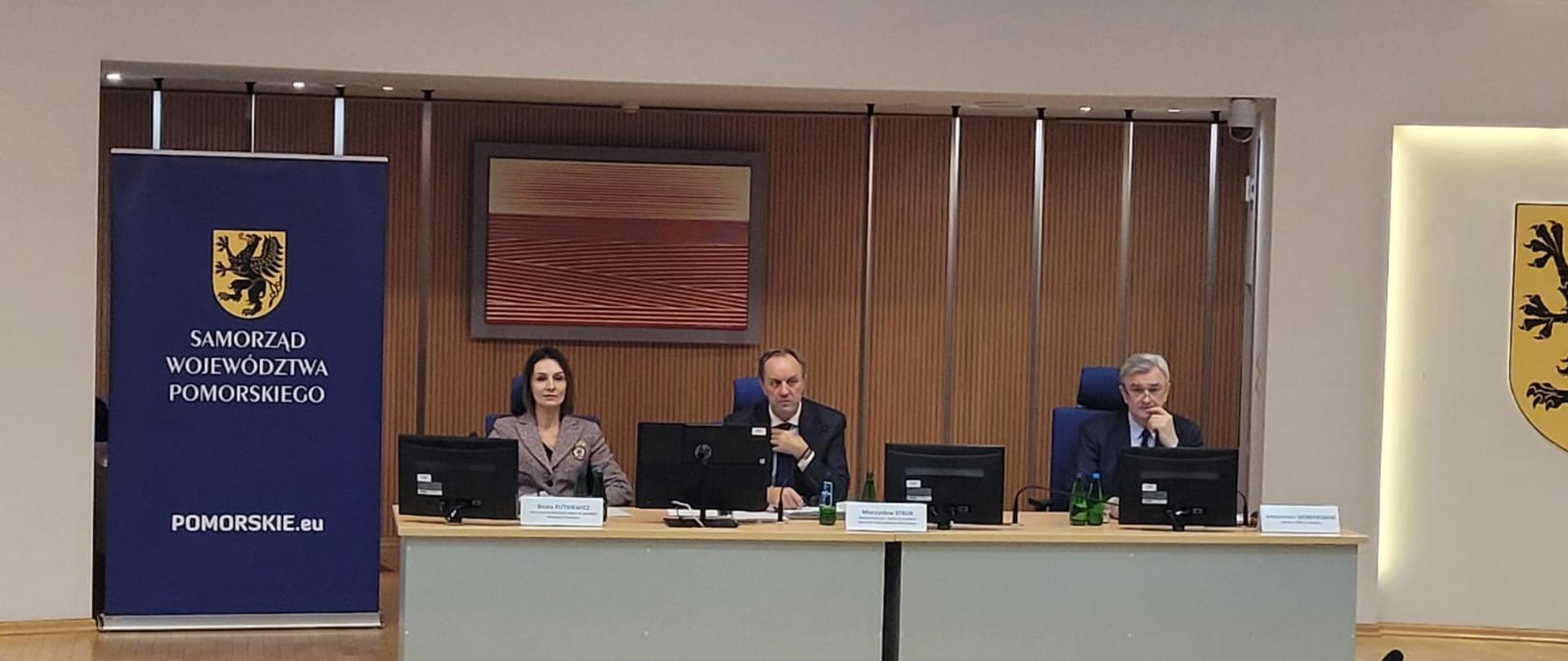 posiedzenie Wojewódzkiej Rady Dialogu Społecznego, sala, cztery postaci siedzące za biurkiem