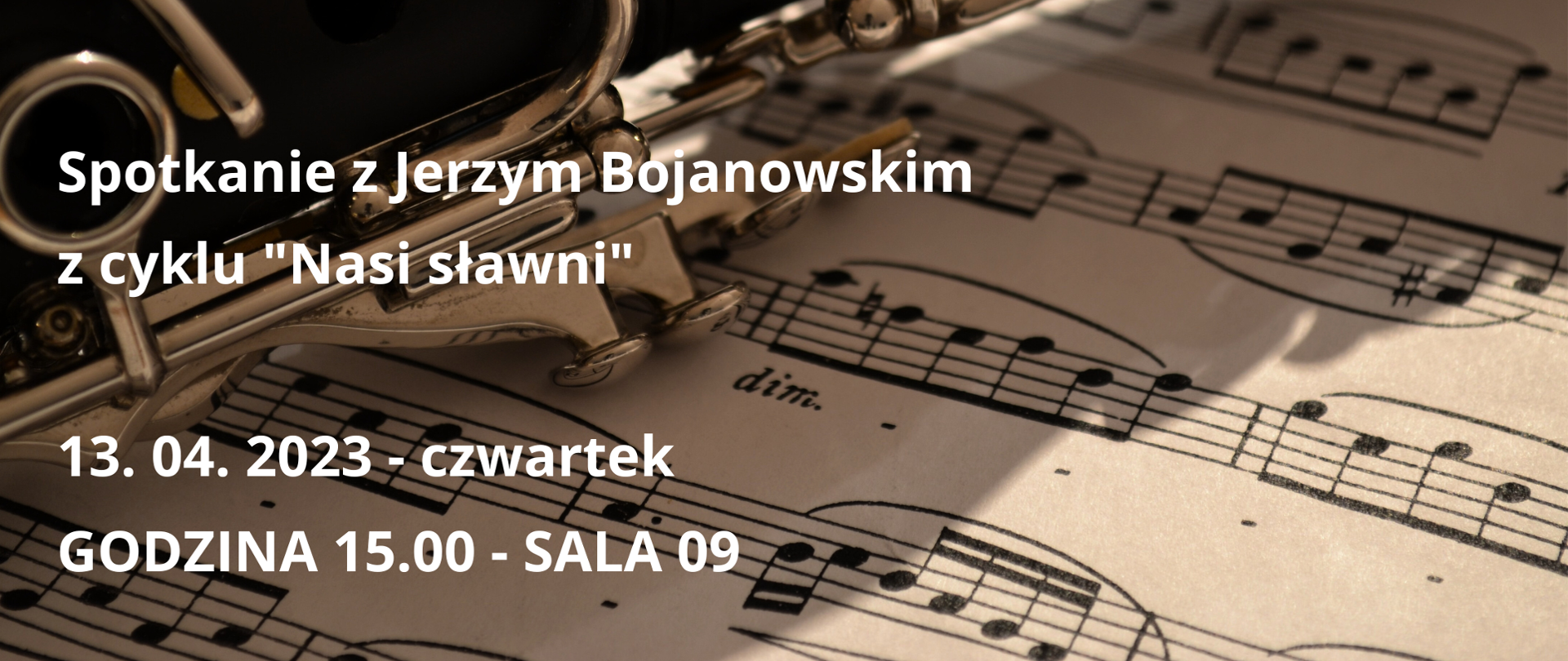 Tło plakatu stanowi zdjęcie klarnetu leżącego na karcie papieru z zapisem nutowym. Na zdjęciu umieszczono informacje, czcionką w kolorze białym o następującej treści: Państwowa Szkoła Muzyczna I i II stopnia im. Karola Szymanowskiego w Zamościu. Jubileusz 75-lecia. Spotkanie z Jerzym Bojanowskim z cyklu "Nasi sławni". 13.04.2023 - czwartek. Godzina 15.00 - sala 09.