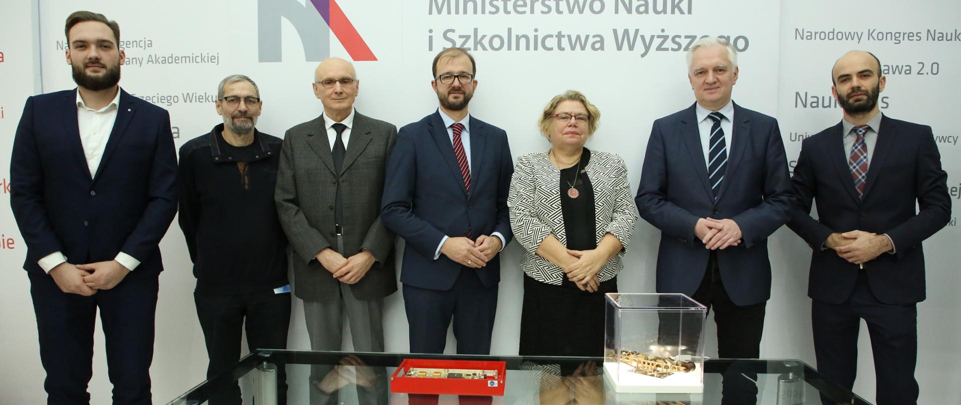 Na zdjęciu widać wicepremiera Jarosława Gowina, wiceministra Piotra Dardzińskiego oraz przedstawicieli firmy Astronika oraz Centrum Badań Kosmicznych PAN.