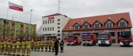Na zdjęciu strażacy z Komendy Powiatowej Państwowej Straży Pożarnej w Świeciu podczas uroczystej zmiany służby z okazji Dnia Flagi Rzeczpospolitej Polskiej, podczas której nastąpiło podniesienie flagi państwowej na maszt. 