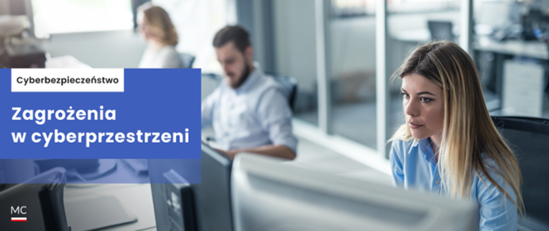 Napis zagrożenia w cyberprzestrzeni, w tle zdjęcie ludzi przy komputerze