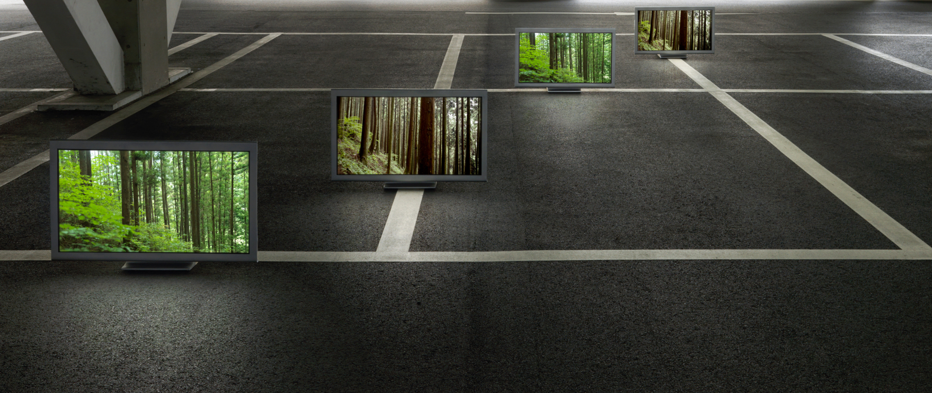 Telewizory stojące na parkingu