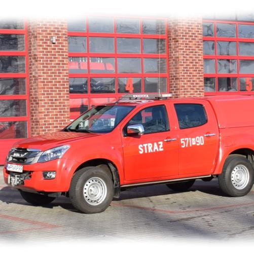 samochód pożarniczy, czerwony, operacyjny, ustawiony przed garażem, KP PSP Płońsk, 2020 r.