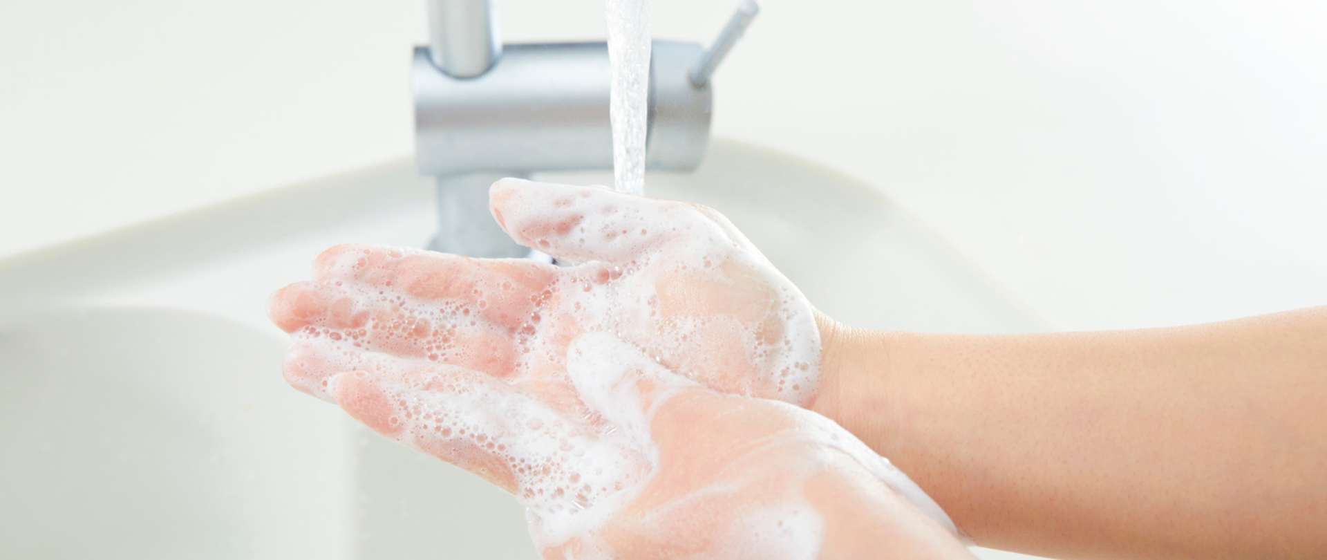 mycie rąk przez dziecko