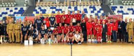Zdjęcie przedstawia uczestników turnieju finałowego XXV Mistrzostw Województwa Podkarpackiego Strażaków PSP w Futsalu w hali sportowej MOSiR w Mielcu.