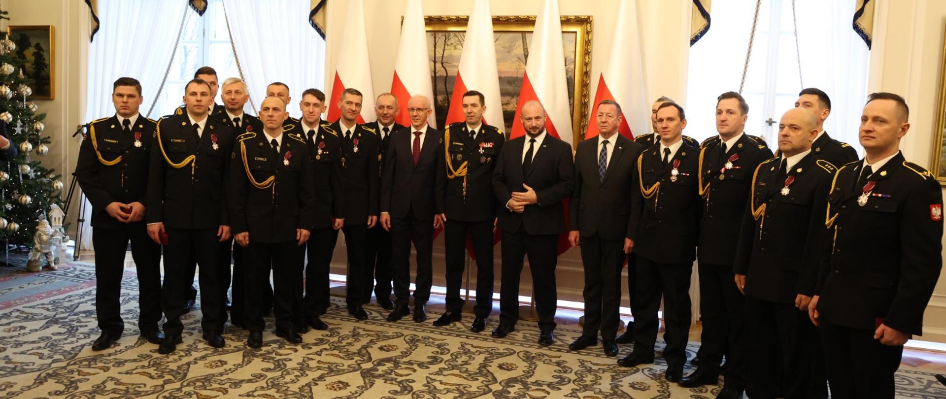 Funkcjonariusz stoją do zdjęcia