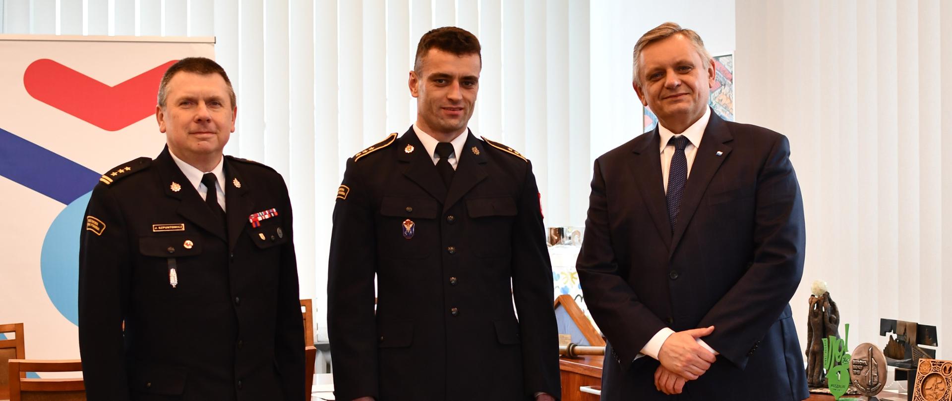 Podziękowania prezydenta miasta Piotra Jedlińskiego dla strażaka asp. sztab. Mariusza Nazara. Zdjęcie grupowe