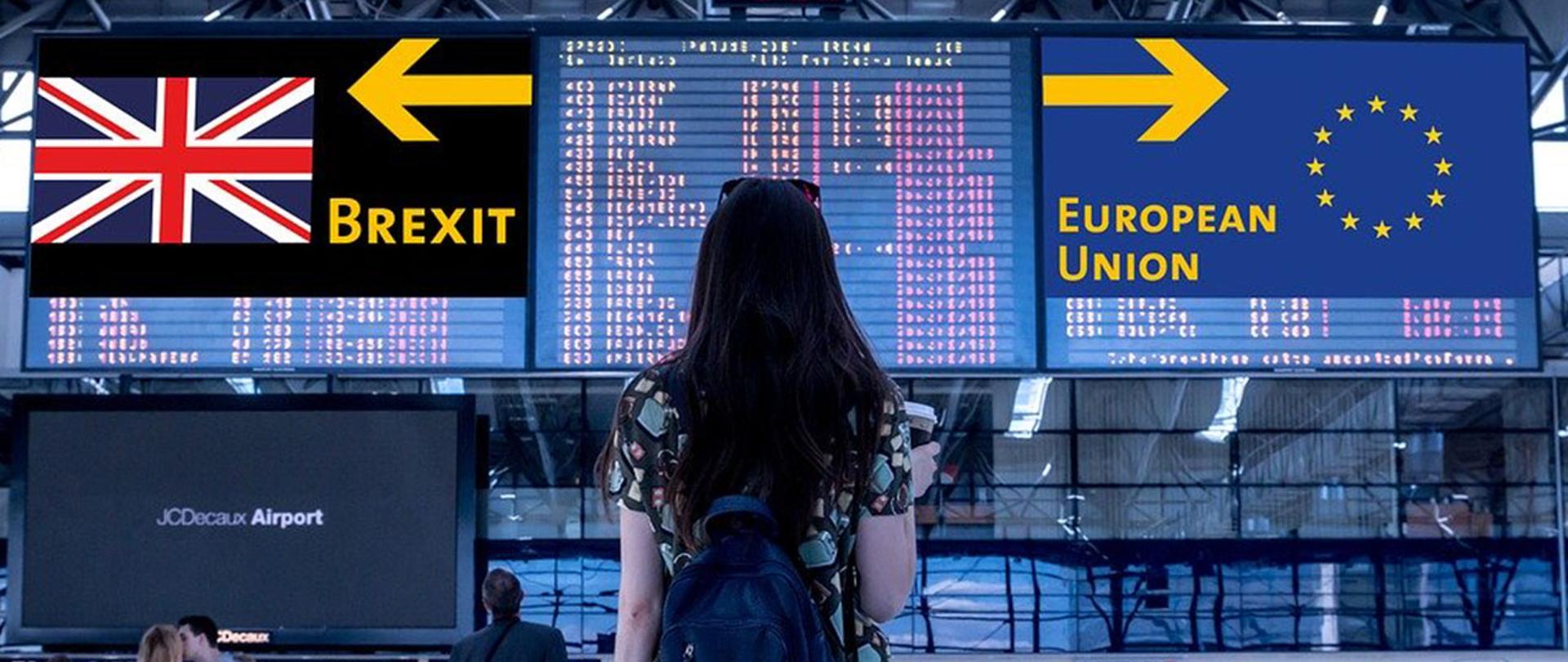 Na zdjęciu: kobieta na lotnisku wpatruje się w tablicę odlotów. Po obu stronach tablicy znajdują się plansze. Po lewej stronie napis "Breaxit" po prawej "European Union""