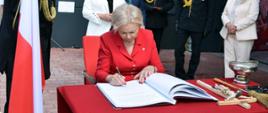 Zaproszeni goście podczas wpisu do księgi pamiątkowej