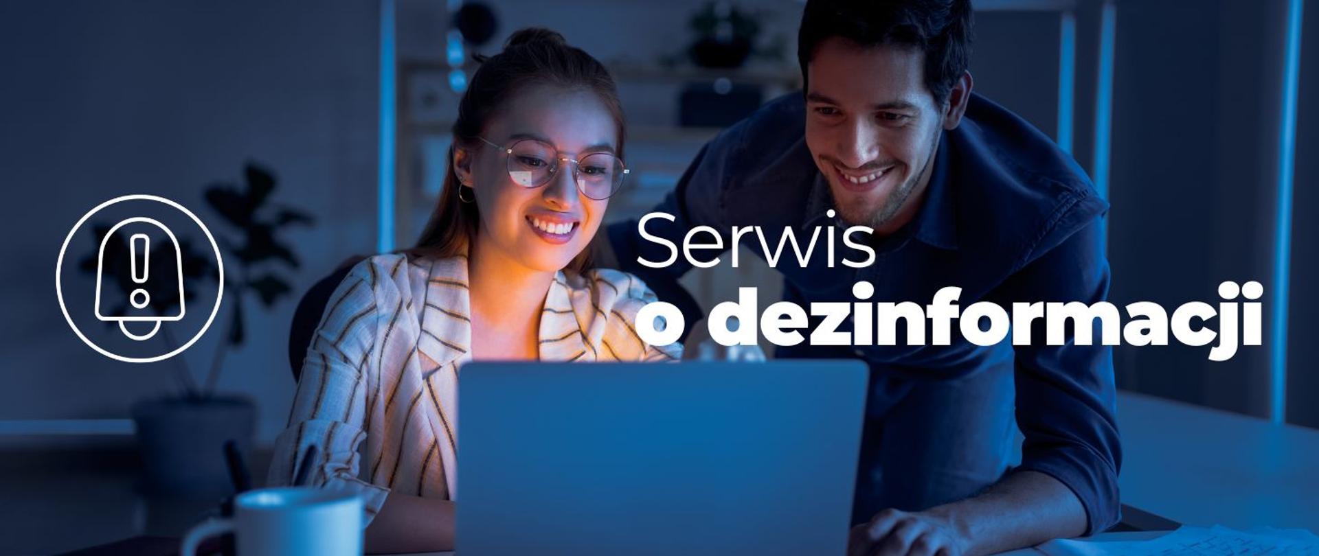na zdjęciu widnieje kobieta i mężczyzna oświetleni światłem z ekranu laptopa. Po prawej stronie widnieje napis Serwis o dezinformacji. 