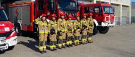 Sokołowscy strażacy PSP oddali hołd ofiarom katastrofy pod Smoleńskiem - ubrani w ubrania specjalne przy samochodach pożarniczych