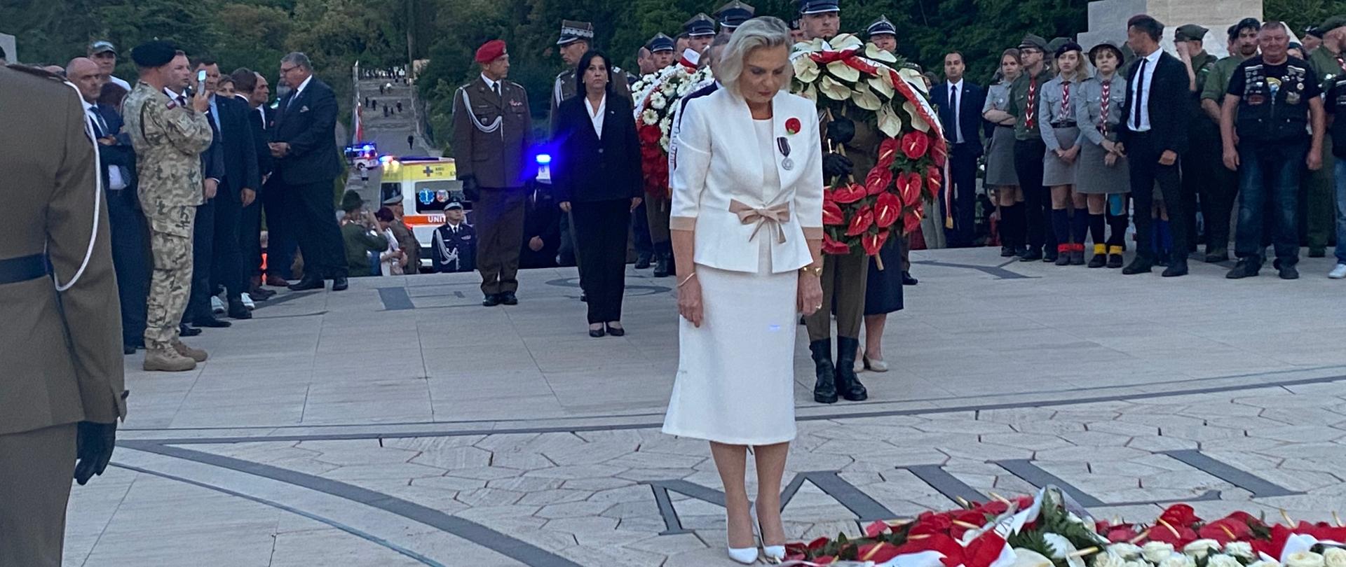 Uroczyste obchody 78. rocznicy bitwy pod Monte Cassino - Ambasador Anna Maria Anders składająca wieniec 