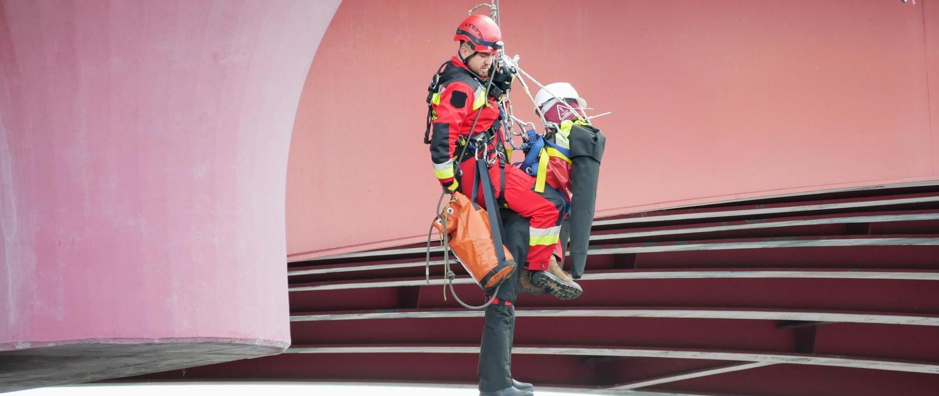 Manekin Ruth Lee uroczyście odebrany przez gorzowiskich strażaków