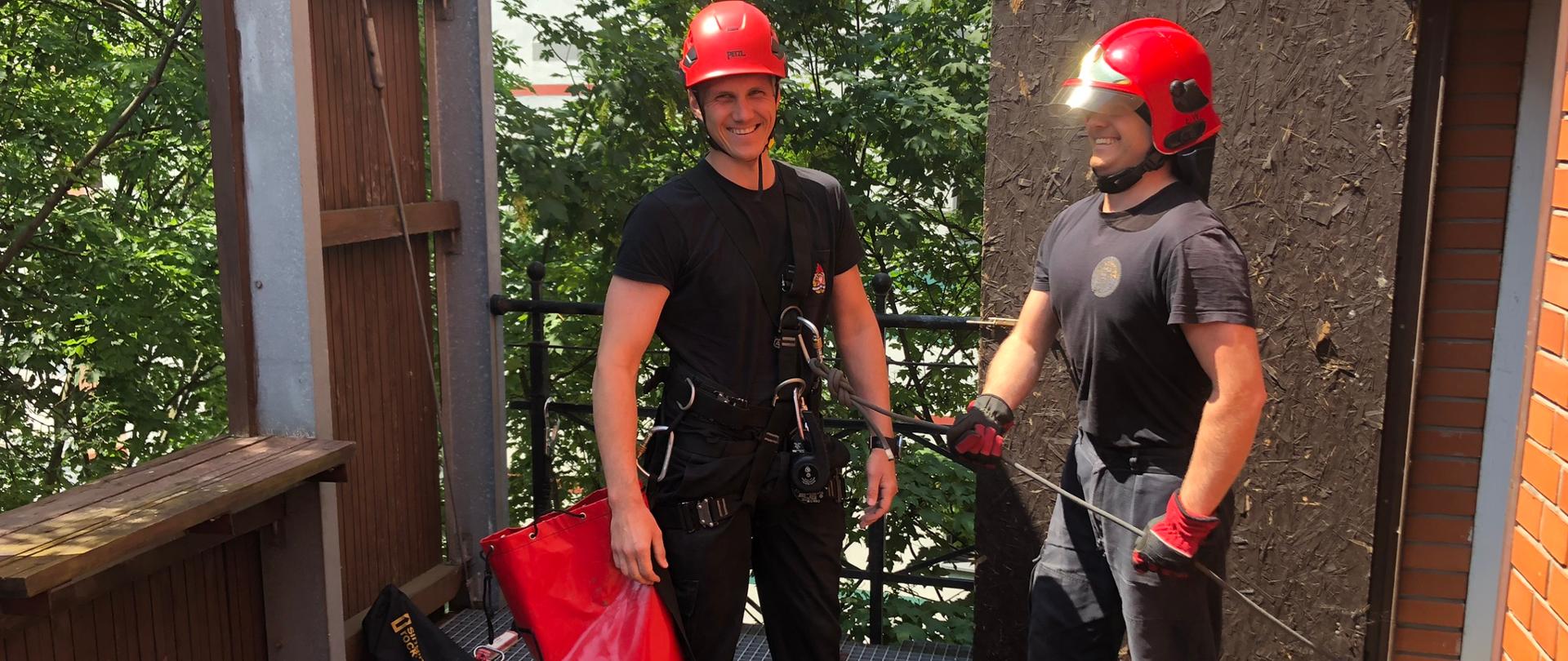 Strażak przygotowuje się do zjazdu