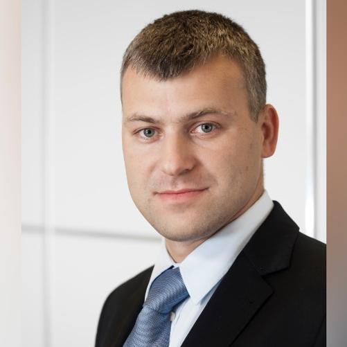 Elegancko ubrany mężczyzna