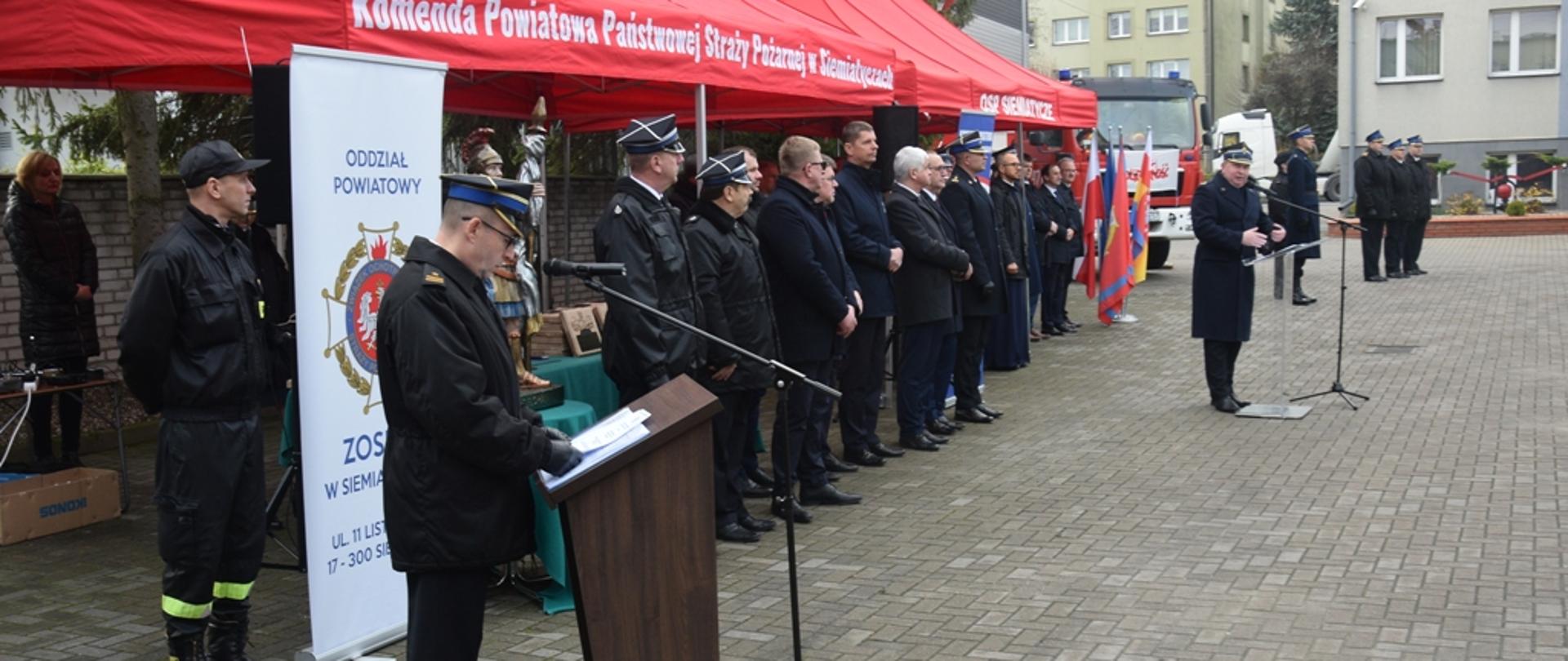 Uroczysty apel z okazji przekazania nowego samochodu gaśniczego 