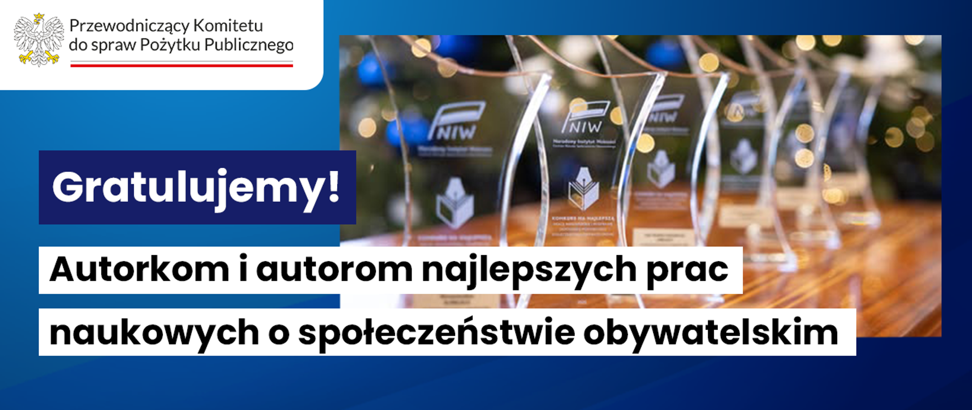 Grafika nagłówkowa do artykułu. Spokojne, jednolite tło. Po lewej stronie tytuły: Gratulujemy! Autorkom i autorom najlepszych prac naukowych o społeczeństwie obywatelskim. Po prawej stronie zdjęcie symboliczne, które przedstawia pamiątkowe statuetki z logiem konkursu. Statuetki ustawione są w rzędzie, na błyszczącym, drewnianym blacie. W lewym górnym rogu logo Przewodniczącego Komitetu do praw Pożytku Publicznego. 