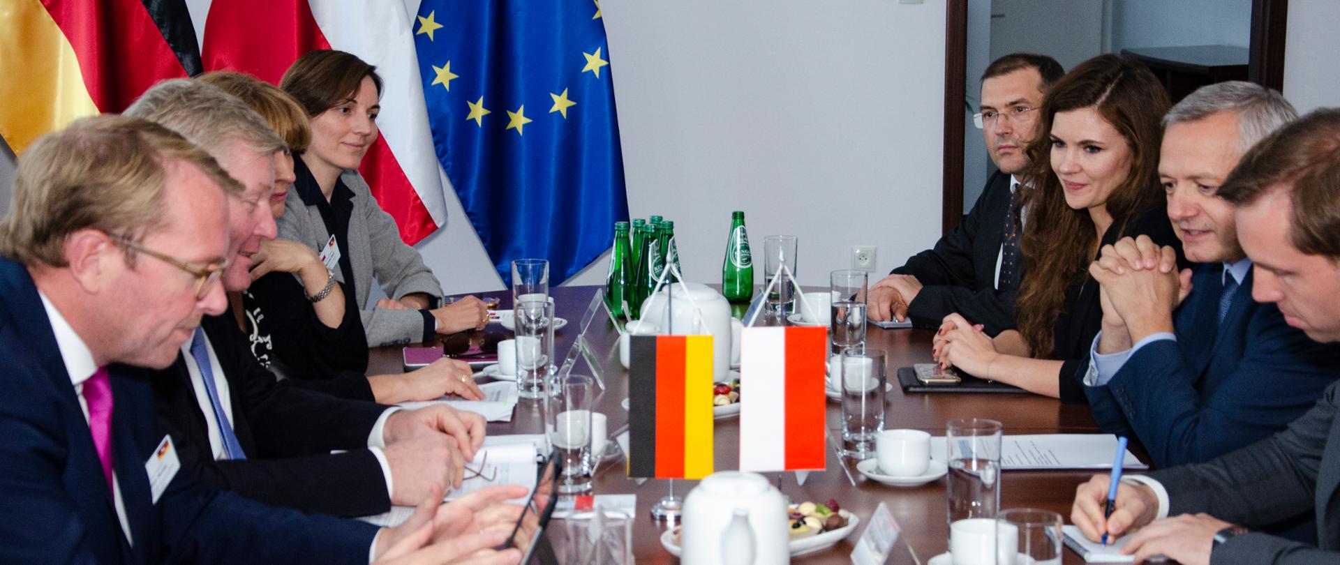 Zaproszeni goście przy stole rozmów.