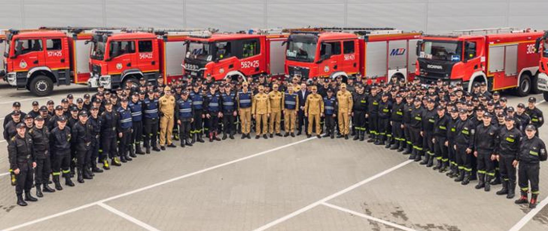 Zdjęcie grupowe całego stanu osobowego modułu oraz przedstawiciela ministerstwa i komendantów. 