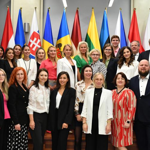 Oficjalne zdjęcie na tle flag m.in. Polski, Mołdawii, Ukrainy i Unii Europejskiej