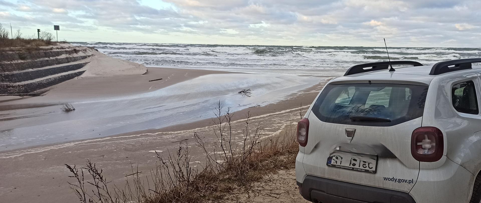 Sztorm na Bałtyku widziany z brzegu zdjęcie ilustracyjne