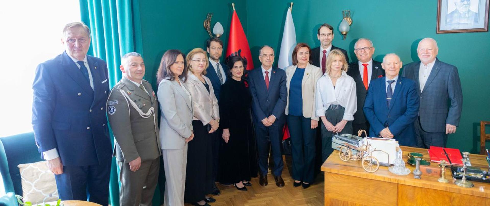 Pamiątkowa fotografia uczestników spotkania w Konsulacie Honorowym Republiki Albanii w Łodzi 